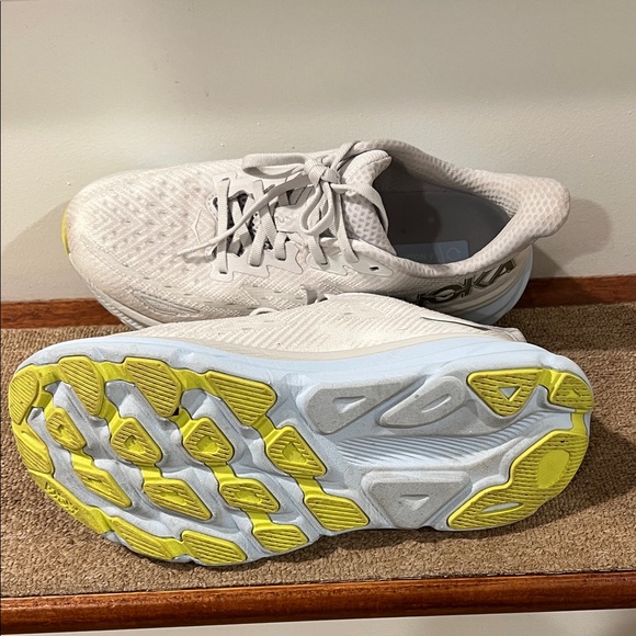 Hoka Clifton 9 light gray and Yellow Running Shoes - Picture 2 of 5